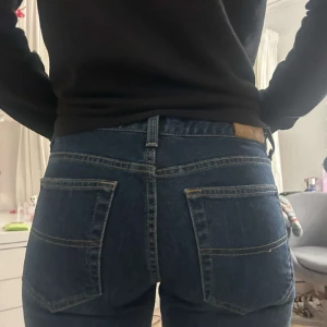 low rise flare tommy hilfiger  - säljer mina favvo byxor som tyvärr blivit lite för korta på mig som är 175. jättebra skick inte använt så länge. köpta för 1200 så därför säljer jag dem för 550, pris kan diskuteras vid snabbt köp💞