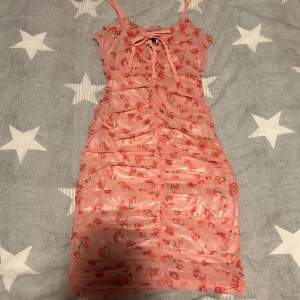 Jättesöt klänning från shein i storlek s i bra skick 💕🤍🤩🥰Använd gärna ”köp nu” 🫶🏻