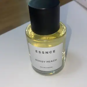 God parfym luktar exakt som Tom Fords Bitter Peach, endast använt ett sprut inprincip ny