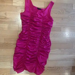 En rosa, tajt klänning från H&M. Väldigt skön och endast använd ett fåtal gånger🩷 