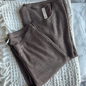 Underställ  - Underställ i 100% marino ull  Storlek: M i båda delarna  Nyligen köpt på Lindex för 599kr per del Aldrig använd  Säljer det på grund av att det är försent att lämna tillbaka 