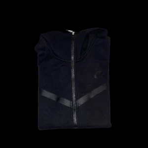 Nike Tech Fleece - Nike tech fleece! Slutsåld nästan överallt så skynda o köp denna! Oanvänd. Svart. Riktigt skön och snygg! Strl: M. Tröjan har luva.