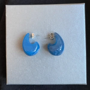 örhängen - superfina örhängen!! härlig blå färg🧿