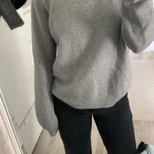 GRÅ STICKAD TRÖJA VERO MODA - Hejsan! Säljer denna superfina trendiga stickade tröjan ifrån Vero Moda! Den är verkligen jätte mysig och sitter fint på men används för sällan så säljer därav. Storlek XS/34, passar såklart även S-M. Tvättas innan den skickas! Hör av er 💕 