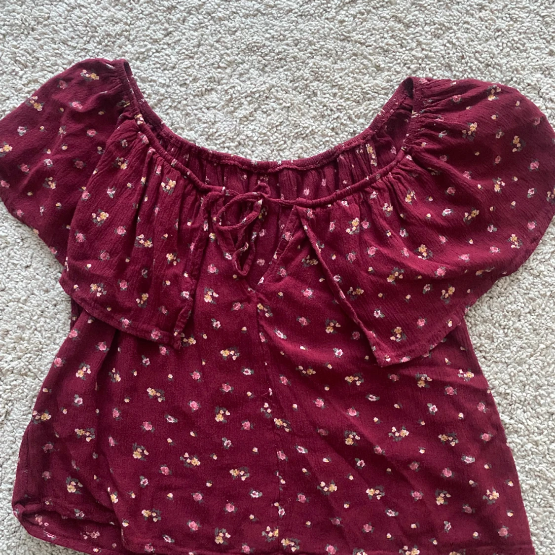 Röd blommig blus  - 90