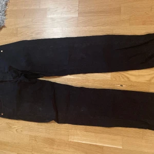 Levi’s 501 jeans - Aldrig använda men sitter perfekt över skorna och är väldigt stil rena