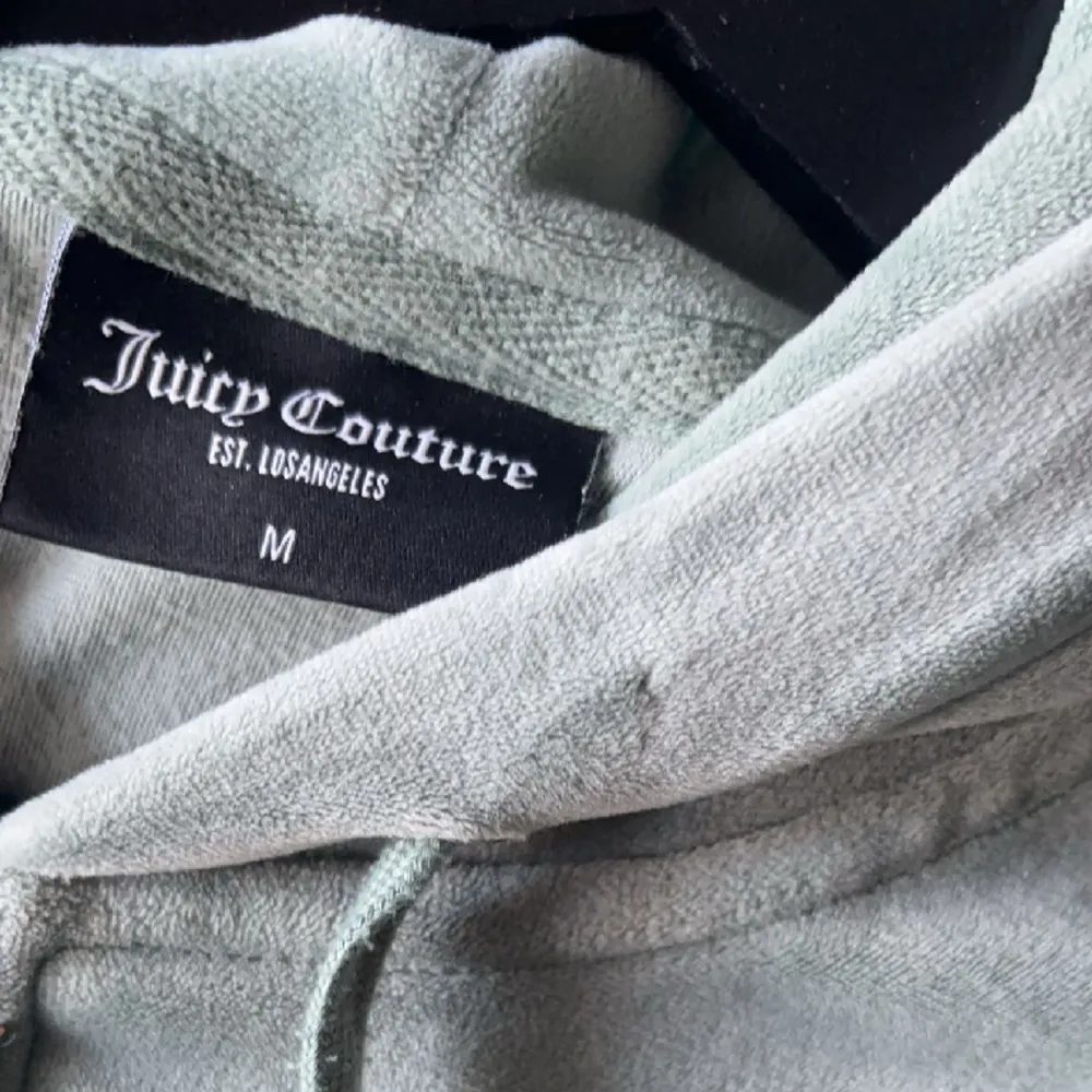 Grön Juicy Couture tröja 💚 orginal pris: 1200kr Den är i fint skick, då den inte använts så mycket.  . Hoodies.