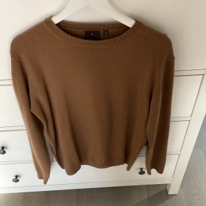 Oscar Jacobsson sweatshirt  - En Oscar Jacobson sweatshirt i Kashmir ,säljes då den inte använts mycket alls. Nypris ligger på runt 1500kr