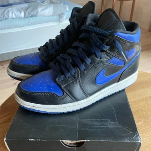 Jordan 1 Hyper Royale - Hej! Säljer nu dessa för de inte kommer till användning längre, de är väll använda men det är endast på sulan det syns, ganska mycket heeldrag undertill. Annars är de i bra skick. Låda kommer med, vid frågor kontakta mig! Priset är aldirg satt i sten.