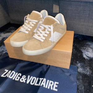 Zadig & Voltaire skor - Säljer nu ett sprillans nytt par Zadig & Voltaire skor för: 1399 orginal pris:3000. Skorna kommer med svarta snören vid någon fundering eller ifall du vill ha mer bilder är det bara att kontakta mig.