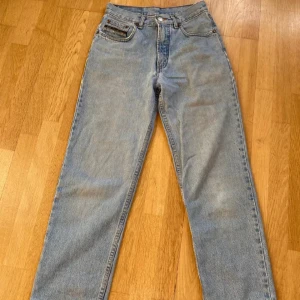 Carrera Blue Jeans - Ljusblå Jeans från märket Carrera. Ett par favoriter som tyvärrr blivit för små. Baggy o raka i modellen. Storlek står ej men skulle uppskatta till ca 28/32. Riktigt snygg vintage slitning. Tveka inte att höra av dig om du har frågor!