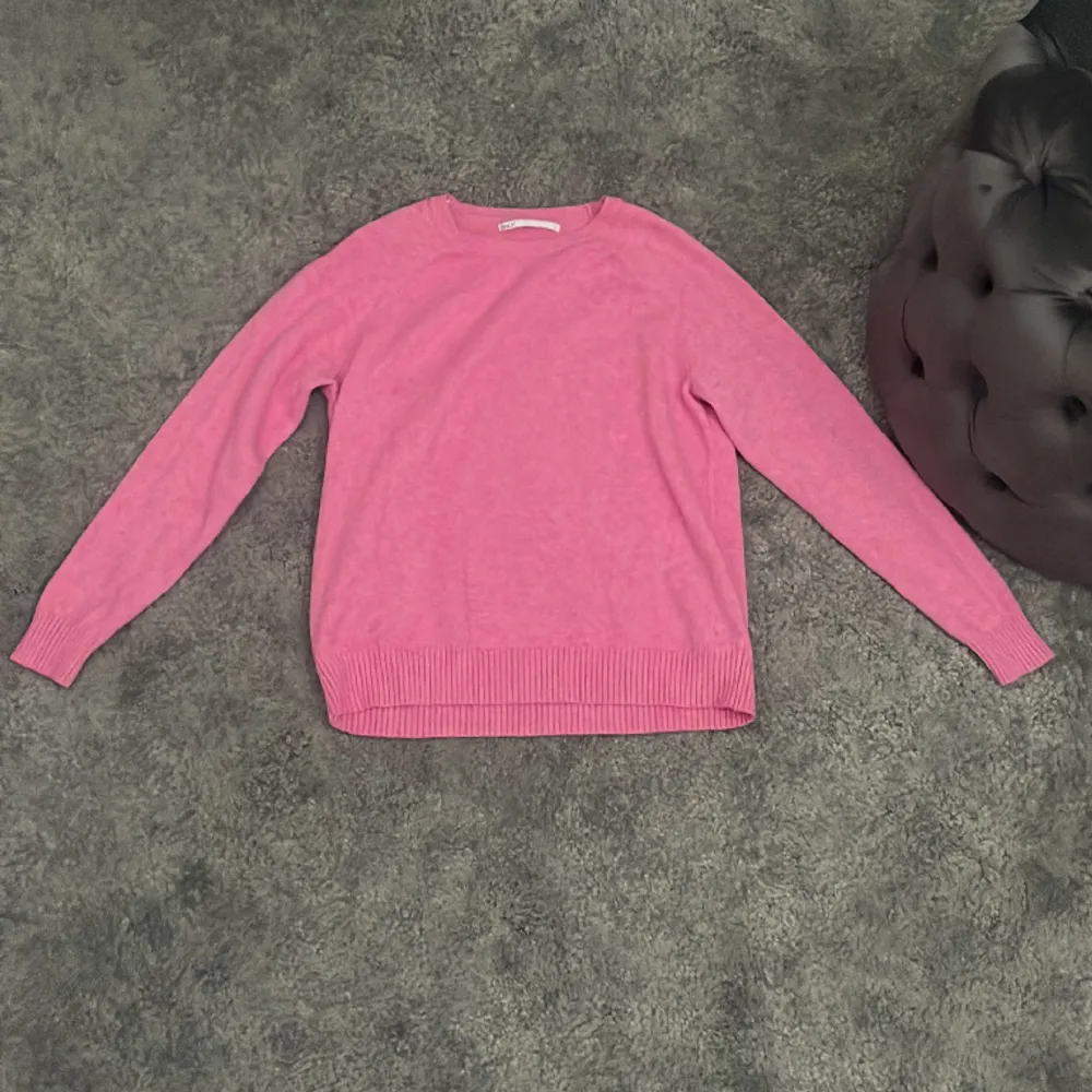 Hej, jag säljer min inprincipt nyköpta stickade tröja från only!💓 den är rosa och i nyskick då jag använt den fåtal gånger. Tröjor & Koftor.