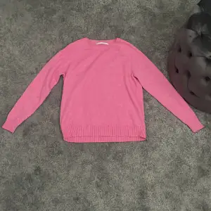 Hej, jag säljer min inprincipt nyköpta stickade tröja från only!💓 den är rosa och i nyskick då jag använt den fåtal gånger