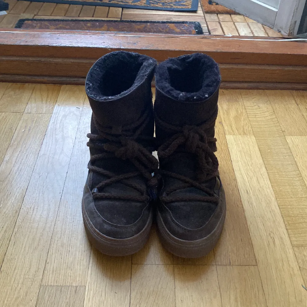 Säljer dessa inuikii skor som tyvärr är för små för mig. Endast använda ett fåtal gånger ❣️. Skor.