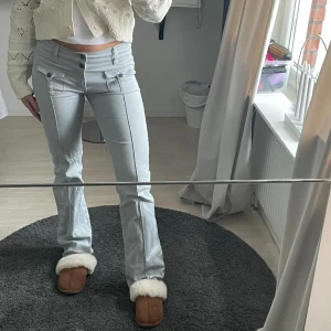 Hm liknande bootcut jeans - Jag säljer mina supersnygga bootcut jeans som liknar hm modellen. Storlek 36 men väldigt stretchiga. Jag är 174 cm och är långa på mig.   Mått:  Innerbenslängd: 89 cm  Midjemått: 37 cm 