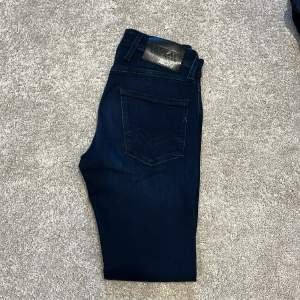 Ett par tvär snygga replay anbasss jeans i toppskick storlek 28/30💯💯 Skriv vid minsta fundering👍