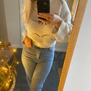 jeans  - suuupersköna ljusblå högmidjade jeans från NAKD🩵