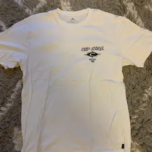 Oversized t-shirt från surf märker rip curl, storlek L, aldrig använd 