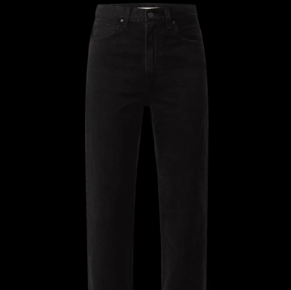 Köpte ett par svarta Levis jeans för ett tag sen men dem har inte kommit till andväning mer än 2 gånger. Köptes för filmpriset när de inte var rea så alltså 1500 dem är i ny skick och priset kan diskuteras💗 Hör gärna av er vid frågor/intresse💗 . Jeans & Byxor.