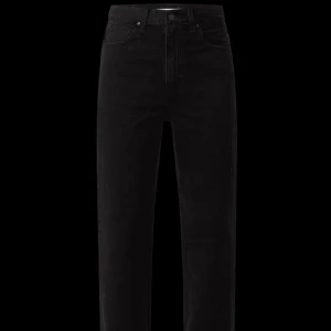 Levis-70s high slim straight black jeans - Köpte ett par svarta Levis jeans för ett tag sen men dem har inte kommit till andväning mer än 2 gånger. Köptes för filmpriset när de inte var rea så alltså 1500 dem är i ny skick och priset kan diskuteras💗 Hör gärna av er vid frågor/intresse💗 