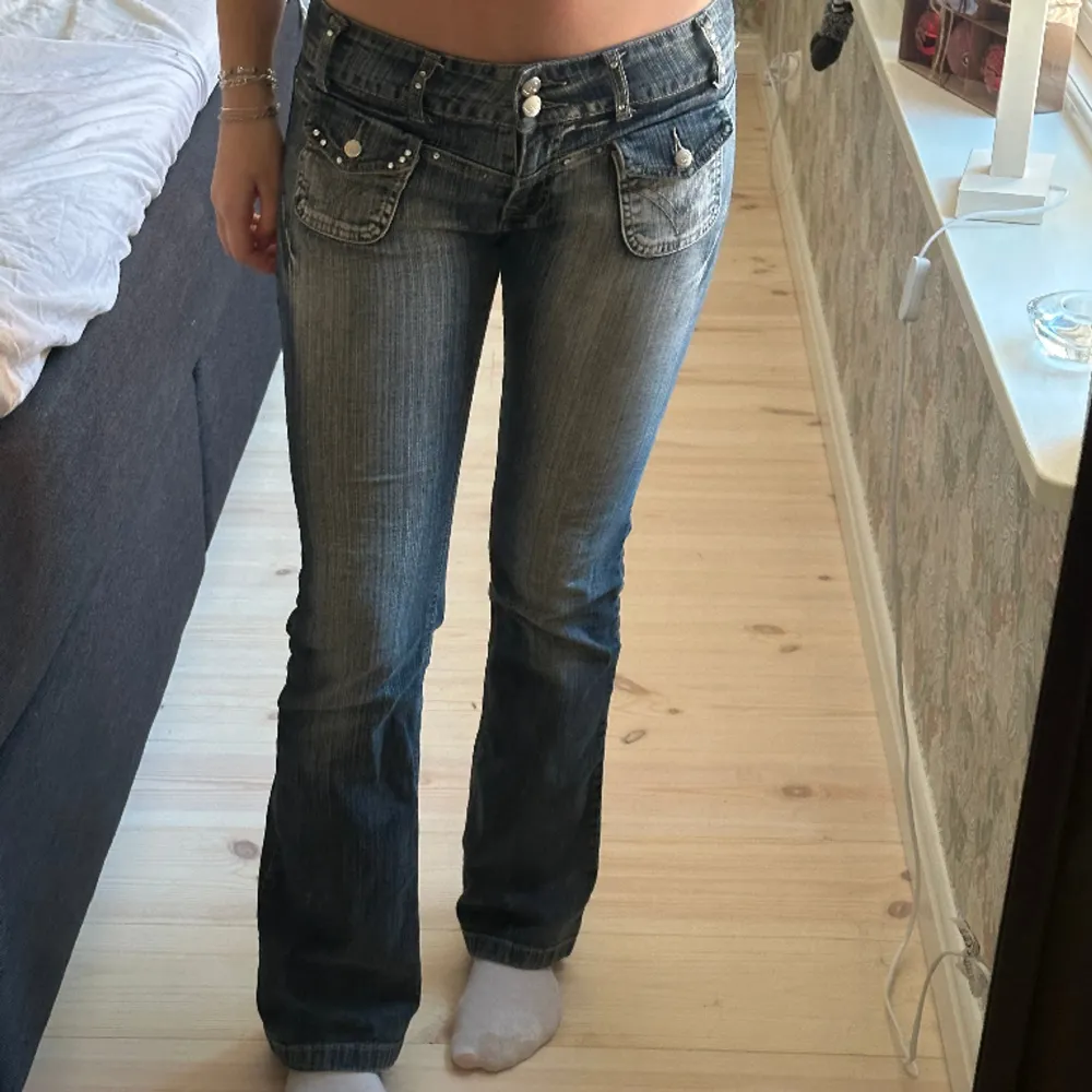 Jättesnygga jeans som inte kommer till användning, passar S-M. I jättebra skick men några av stenarna har lossnat och de är lite slitna vid byxbenets slut, det är dock inget man tänker på ❤️. Jeans & Byxor.