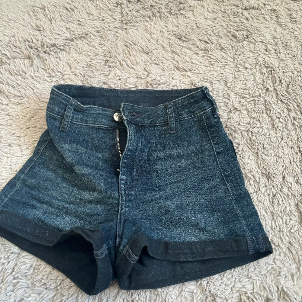 Super fina shorts som inte kommer till användning längre.❤️. Shorts.