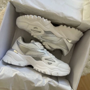 Nya sneakers NA-KD - Helt nya sneakers, ouppackade och oanvända. Har glömt att skicka tillbaka. De är i storlek 39. Detaljer i silver