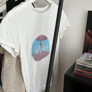 Fine line t shirt  - T shirt från Cubus med eget tryck, fine line på framsidan och alla hans tatueringar på baksidan, sitter som en XS