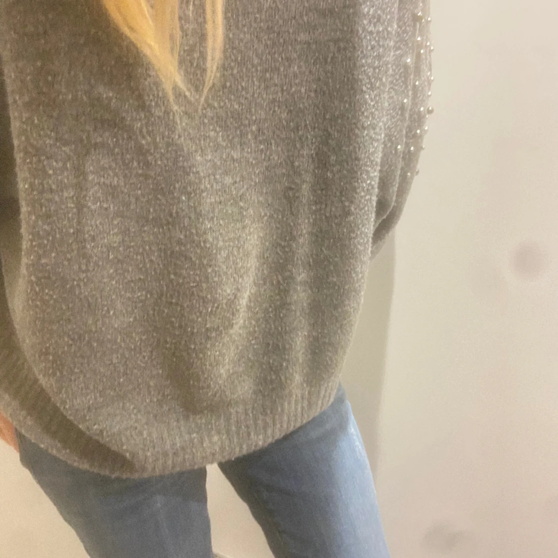Grå stickad tröja med glitterpärlor vid axlarna🩶