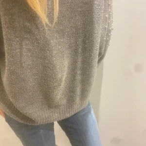 Grå stickad tröja med glitterpärlor vid axlarna🩶 - Stockholmsstil💓perfekt för skolan och gå ut och äta osv🤍