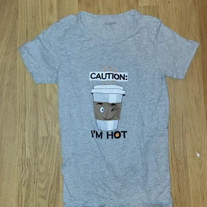 T shirt  - En pyjamas tröja med en kaffe mugg på. Ganska liten i storleken