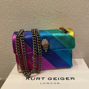 KURT GEIGER london handväska  - Jättesöt KURT GEIGER london handväska. Använd en gång, inget tecken på användning. Axelbandet går att göra kort och långt. Nypris 2200kr