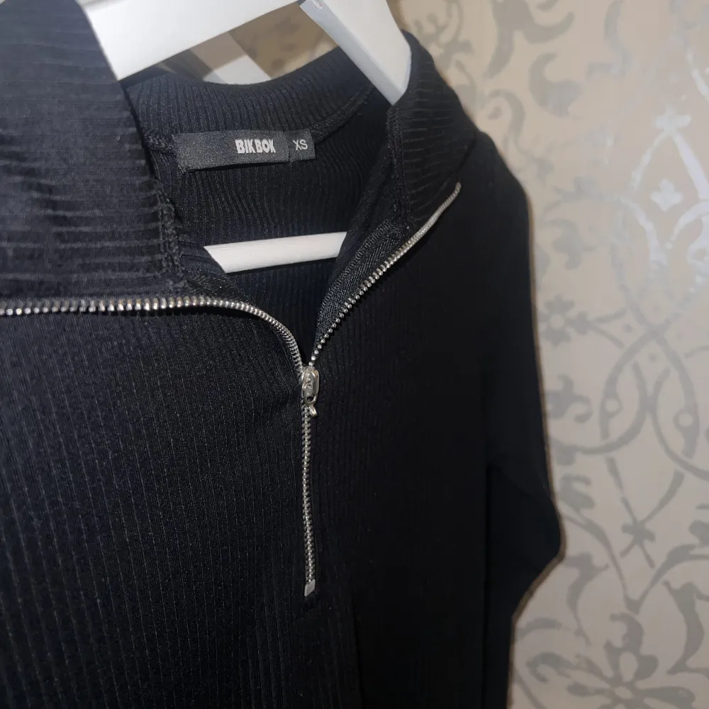 En lite tunnare och tight tröja som har dragkedja, köpt från Bikbok & är i bra skick!!  . Tröjor & Koftor.