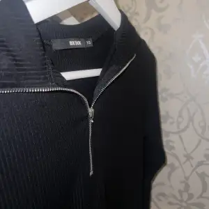 En lite tunnare och tight tröja som har dragkedja, köpt från Bikbok & är i bra skick!!  