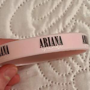 Ljusrosa Ariana Grande armband köpt på Dangerous Woman tour 2016 💗✨