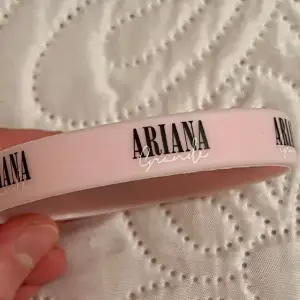 Ljusrosa Ariana Grande armband köpt på Dangerous Woman tour 2016 💗✨