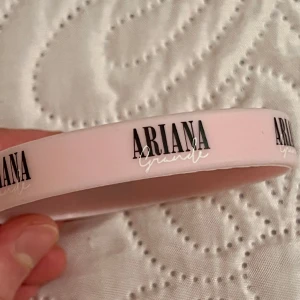 Ariana Grande armband - Ljusrosa Ariana Grande armband köpt på Dangerous Woman tour 2016 💗✨