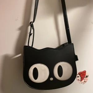 Väska - Säljer Denhär väskan då den inte kommer till användning längre. Den har färgfläckar som man kan se på andra bilden som inte går bort. Köpt för 349