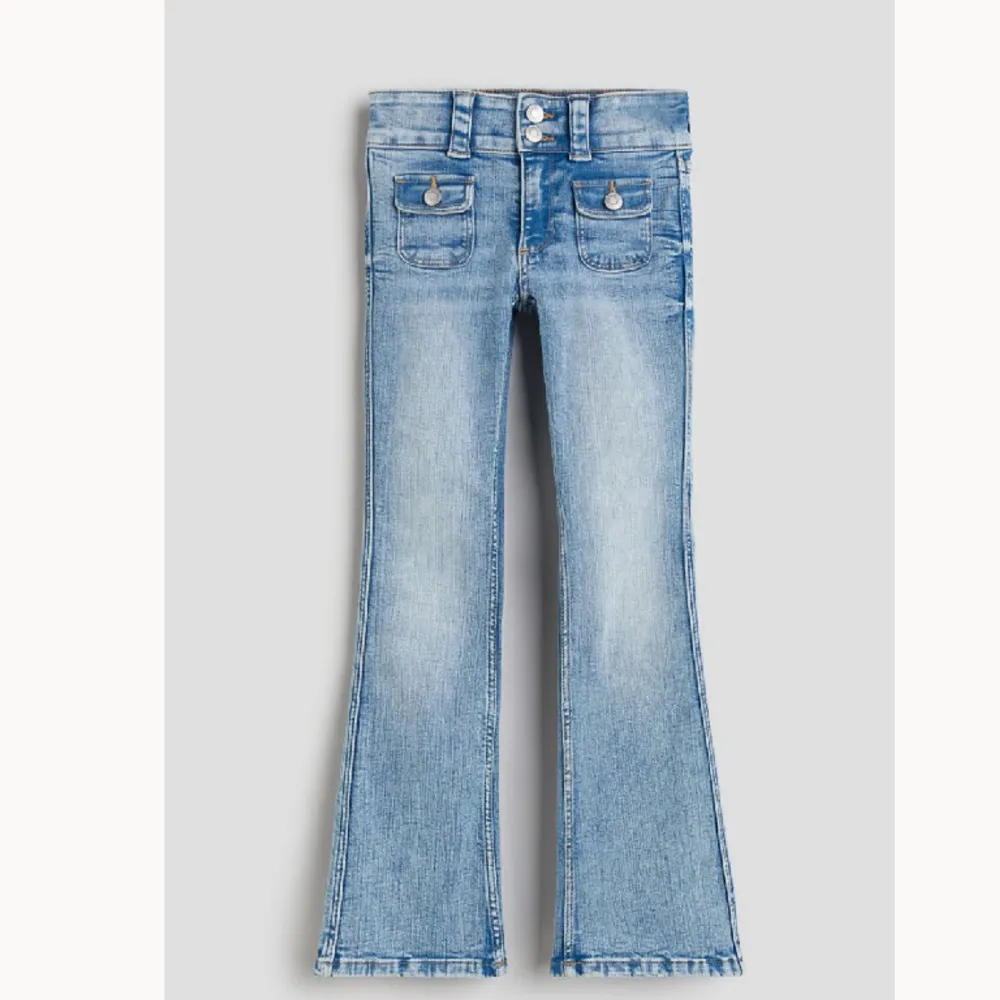 Intressekoll! På dessa helt nya jeans med lapp kvar från h&m! Super fina! HELT SLUTSÅLDA! Skriv för fler frågor! ❤️❤️. Jeans & Byxor.