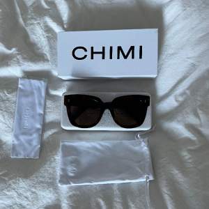 Solglasögon från Chimi i 08 TORTOISE, allt som kom med när jag köpte dem följer med. Köpte dessa i somras men har knapp använt dem.  Fodralet som glasögonen ligger i har fått en liten spricka inuti! Köpta för 1250kr - Säljer för 800kr