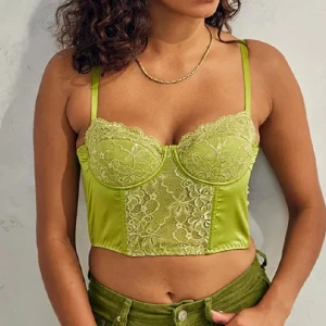 Urban Outfiters spets korsett  - Jätte fin korsett top som tyvärr inte har kommit till användning. Prislapp sitter fortfarande kvar på toppen.  Storlek: M (funkar även som en S, då man kan justera med krokarna på baksidan av toppen) 