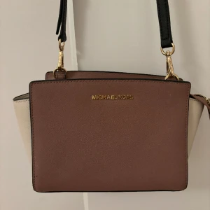 Axelremsväska Michael Kors - Färg: gammelrosa och beige Använd men i mycket gott skick  Rök- och djurfritt hem 
