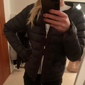 Vår jacka  - En tum dunjacka, passar till allt och knappt använd. Köptes för 500