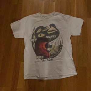 Travis Scott t-shirt - Skit snygg Travis Scott merch som jag köpte från lollapalooza i somras. 9/10 skick. Är i storlek M men passar L