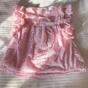 Blus - Intressekoll på denna supersöta blusen från & Other Stories i rosa. Den är lite skrynklig på bilderna men blir finare när den är strykt. Den har även två små fläckar kolla de två sista bilderna❤️många intresserade högsta bud på 210 just nu!