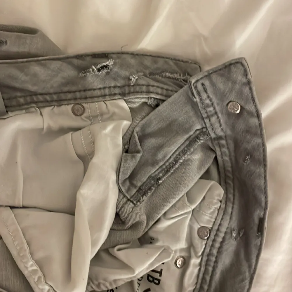 Säljer mina Ltb jeans då de är för stora på mig och inte kommer till användning🫶🏻 Defekt finns runt midjan då de var så när jag köpte dem (av en kompis)🫶🏻 skriv för mer bilder vid intresse😍. Jeans & Byxor.