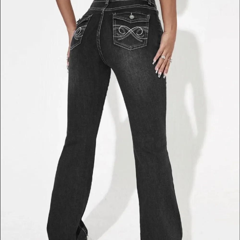Säljer dessa Mid waist bootcut jeans från shein, därav priset. Väldigt fint skick kostar ca 279kr ny. . Jeans & Byxor.