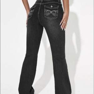 Säljer dessa Mid waist bootcut jeans från shein, därav priset. Väldigt fint skick kostar ca 279kr ny. 