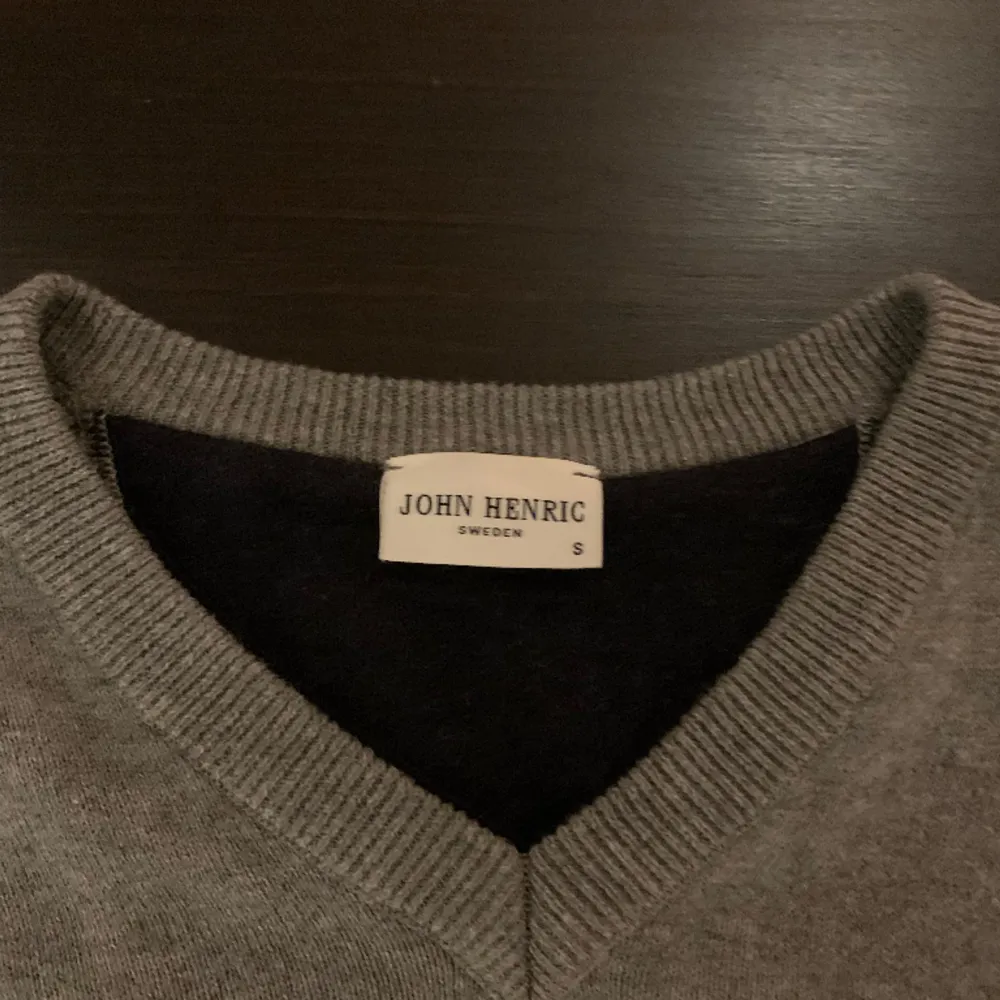 En snygg finstickad tröja från John Henric i utmärkt skick. Inga defekter förekommer och bara använd 2-3 gånger. Nypris runt 1000kr. Tröjor & Koftor.