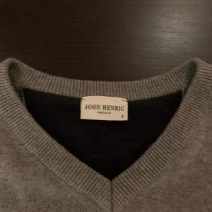 En snygg finstickad tröja från John Henric i utmärkt skick. Inga defekter förekommer och bara använd 2-3 gånger. Nypris runt 1000kr